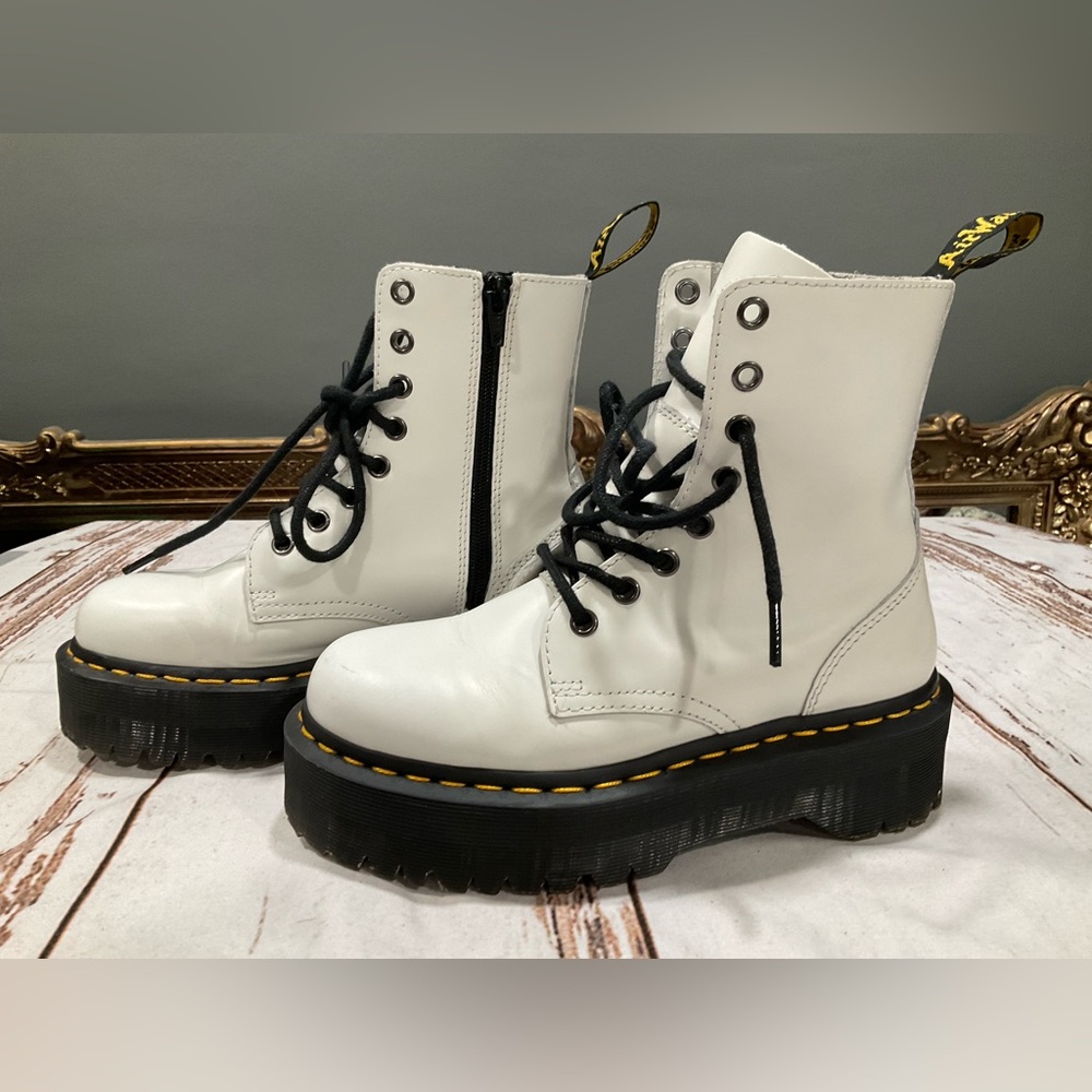 DR. MARTENS SMOOTH PLATFORM JADON BOOTS‎